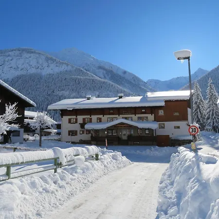 Haus Brandhofer アパート *